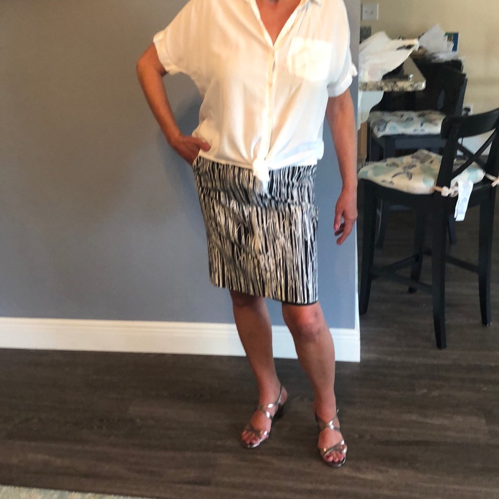 Worthington black-and-white skirt size